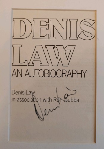 DENIS LAW MANCHESTER UNITED FIRMADO 17" X 9.5" MONTADO FUTBOL EXHIBICIÓN CERTIFICADO DE AUTENTICIDAD SPT - Imagen 10 de 20