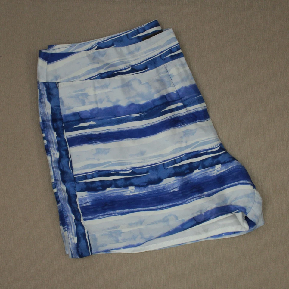 Tommy Bahama Shorts Women's Size 8 Mid Rise Lined Blue White Silk Shorts  - Image 3 of 4