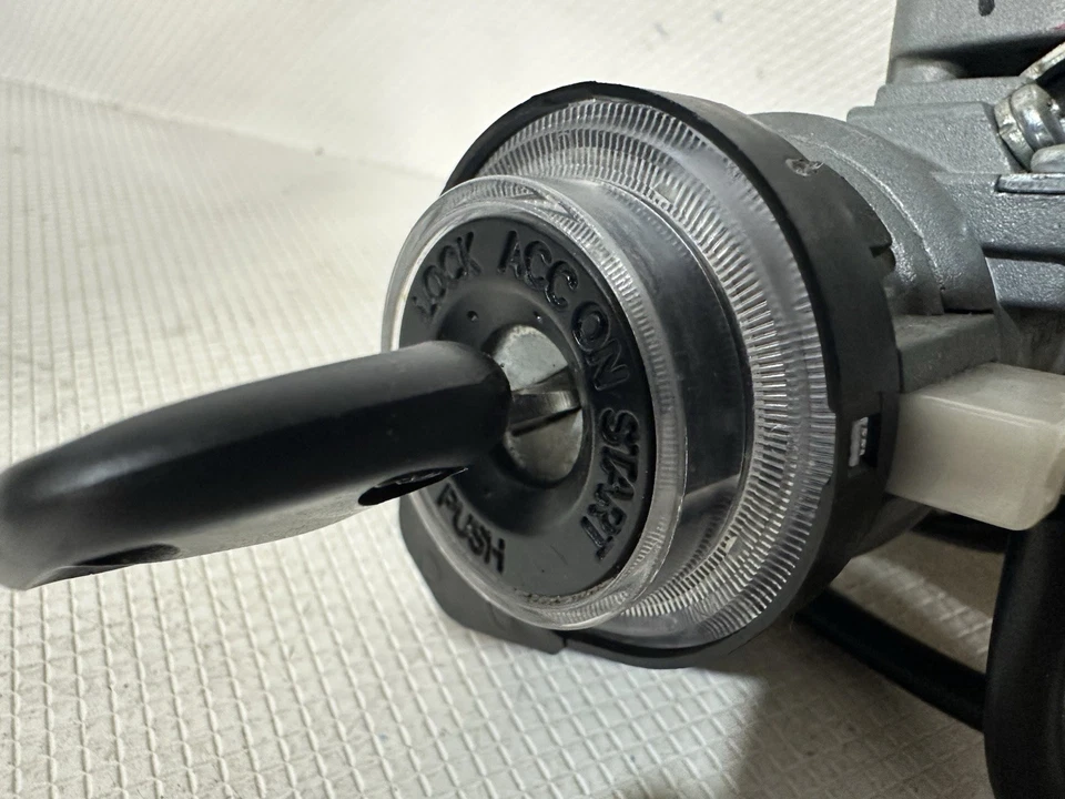 Interruptor de encendido Kia Soul 2011-2013 cilindro de bloqueo de puerta del conductor con llave OEM Foto 3 de 4