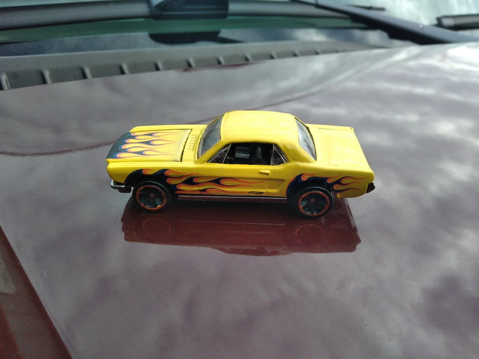 Serie Heat Fleet 2011 - Mustang '65 - Hot Wheels - amarillo - 10/10  Foto 2 de 2