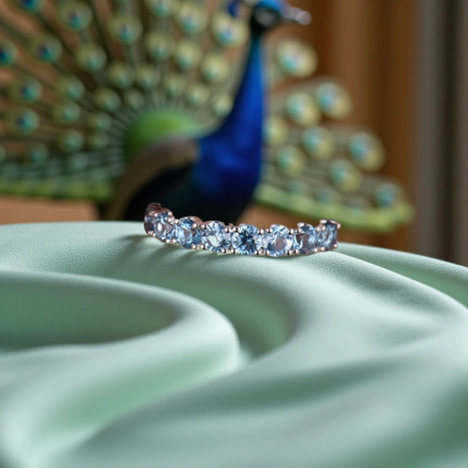 Alianza redonda de media eternidad de topacio azul creada en laboratorio chapada en oro blanco de 14K Foto 2 de 3