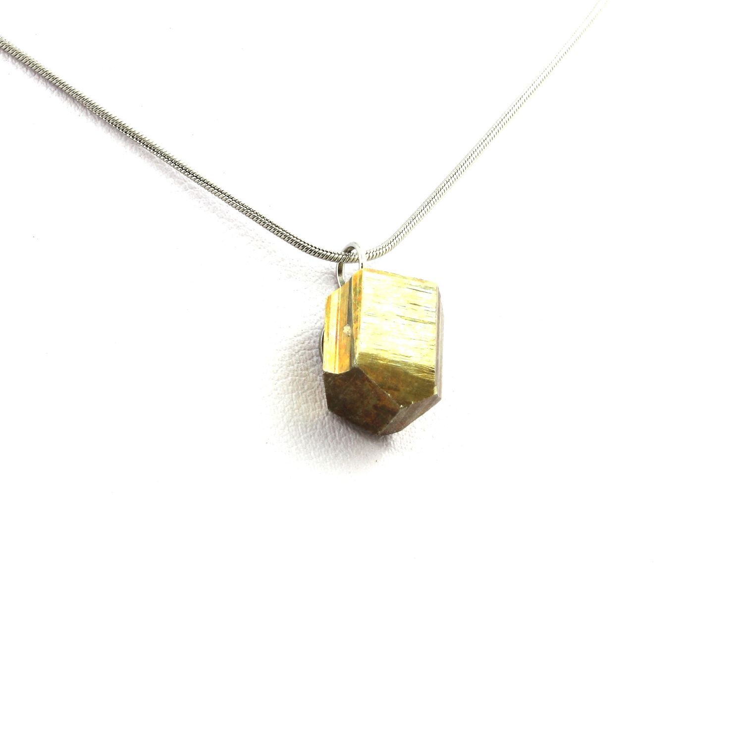 Collier pyrite brute 21.6 ct Ambas Aguas pendentif pierre naturelle dorée
