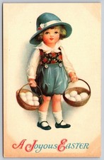 Postal de Pascua Niño con Huevos Sombrero Azul "Una Pascua Alegre" Publicado 1910s C461