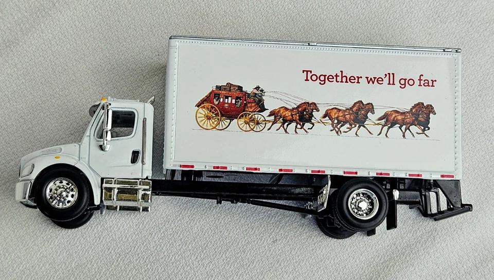 Camión recto de caja SpecCast 1/64 Wells Fargo Freightliner M2 muy raro 2 comas Foto 4 de 4