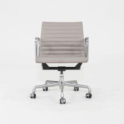 2010s Herman Miller Eames Aluminum Management Desk Chair in Grey w/ Manual Lift