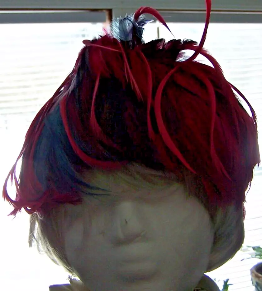 Vintage . Chapeau bonnet femme plume CHRISTIAN DIOR rouge bleu années 50 22