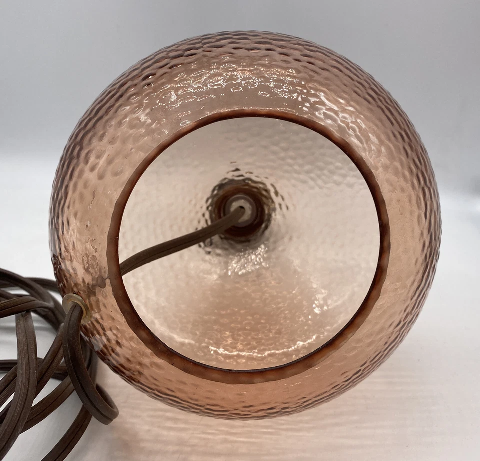 Lámpara de mesa moderna de mediados de siglo redonda de vidrio rosa con guijarros sin pantalla Foto 2 de 4