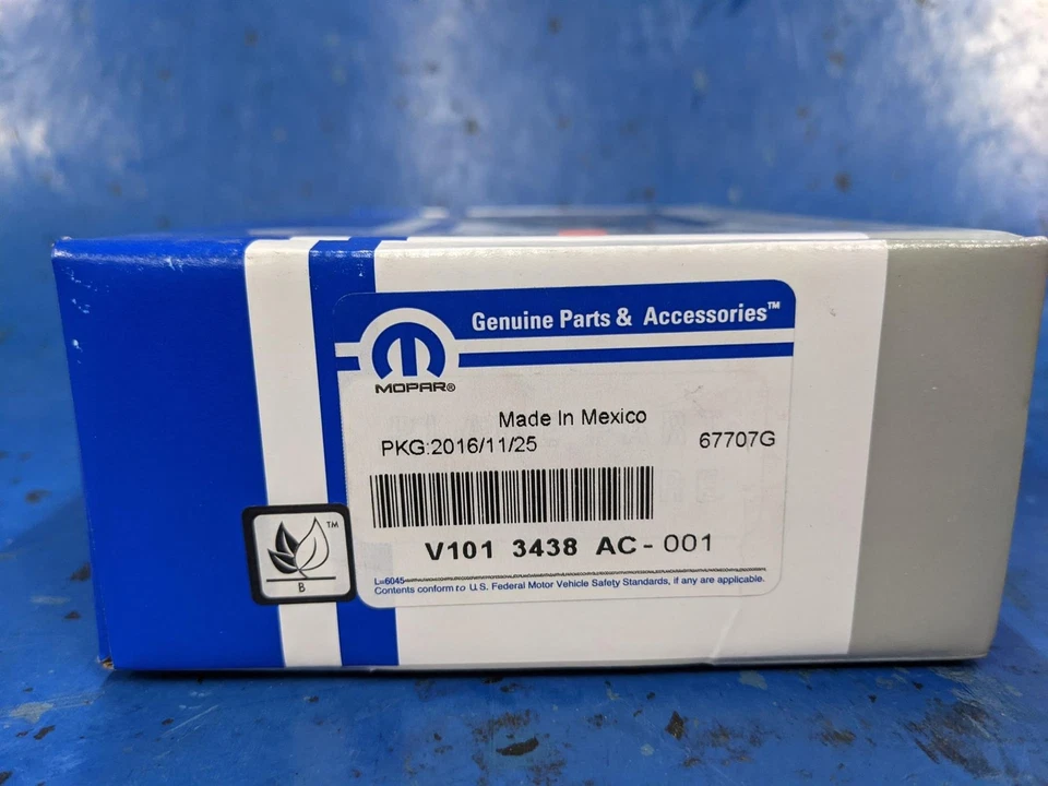 Juego de pastillas de freno de disco delanteras originales Mopar V1013438AC 1999-2005 Dodge Neon Foto 2 de 2