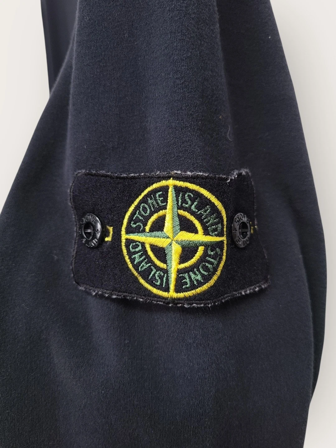 Felpa rotonda Stone Island nera con zip e distintivo tasca 42358630