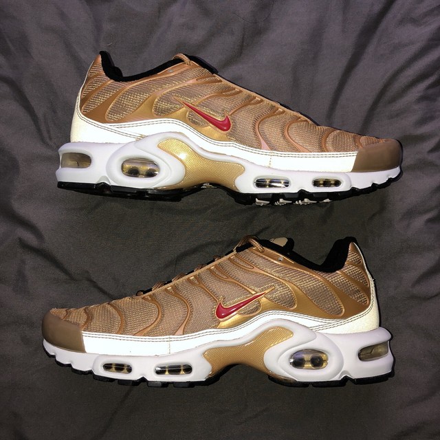 gold and white air max plus