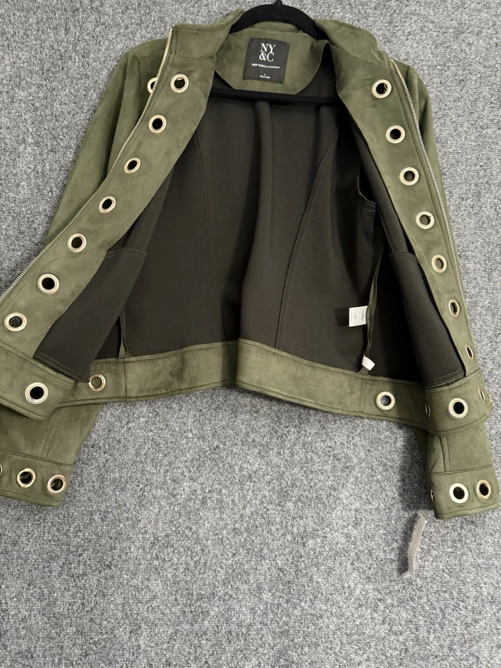 Chaqueta de Otoño Imitación Suade NY & Co Verde Oliva Con Detalle Dorado Nueva Con Etiquetas Foto 3 de 4
