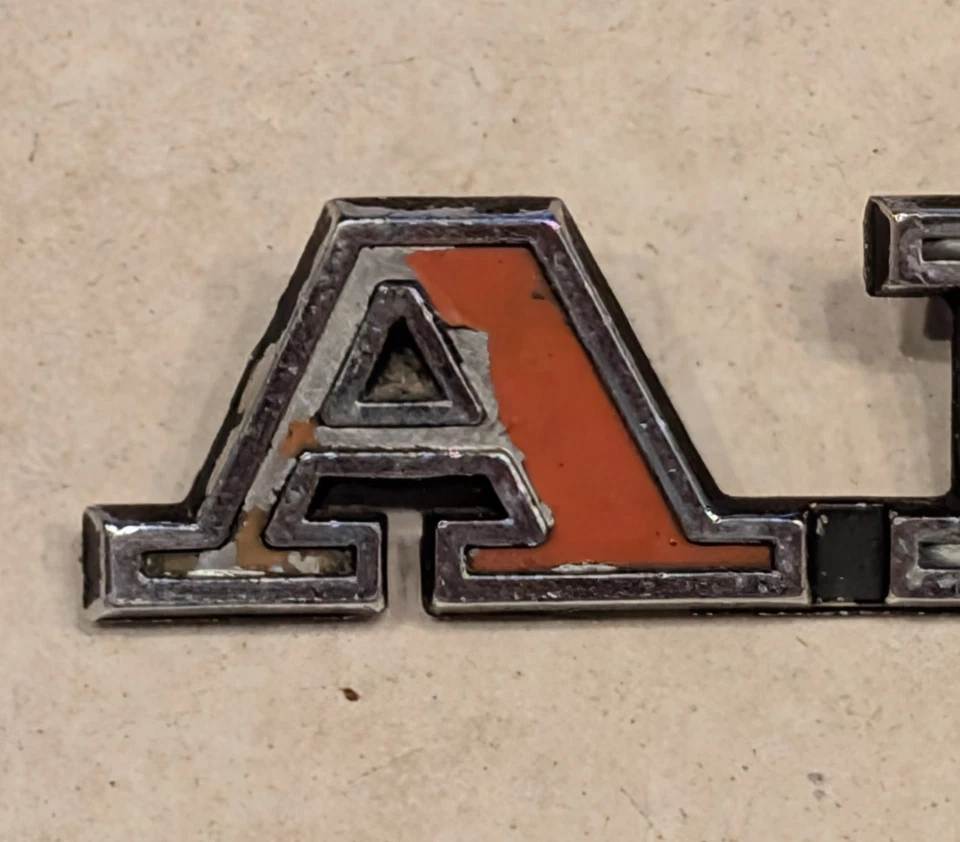 AMC AMX número de tablero #3639492 cromo y tricolor insignia emblema 1968 a 1970 Foto 3 de 4