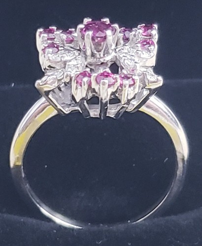 Anello cocktail vintage in oro bianco 14 kt con rubini e diamanti - Foto 4 di 11