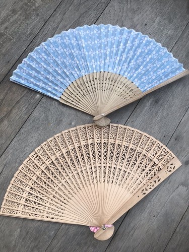 Lote de 2 ventiladores de mano plegables de arte asiático japonés de colección tela floral azul y madera - Imagen 1 de 5