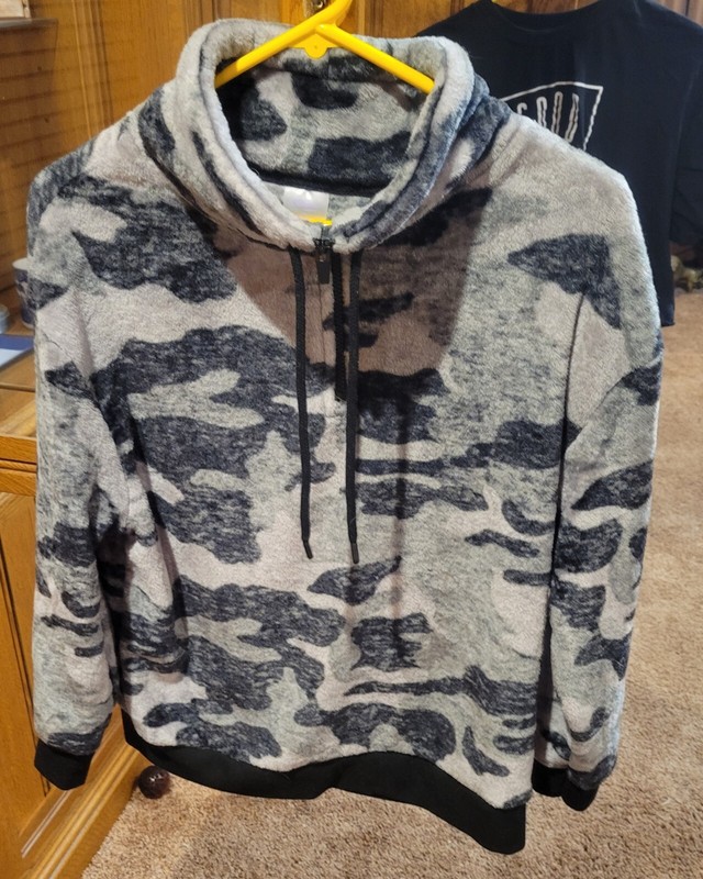 Secret Treasures Sleepwear, Women's Size Medium (8-10), Gray Camo Fleece Top