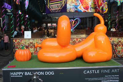 Foto 6x4 Ansicht von ''Happy Balloon Dog'' in Covent Garden Piazza Looking nor c2021