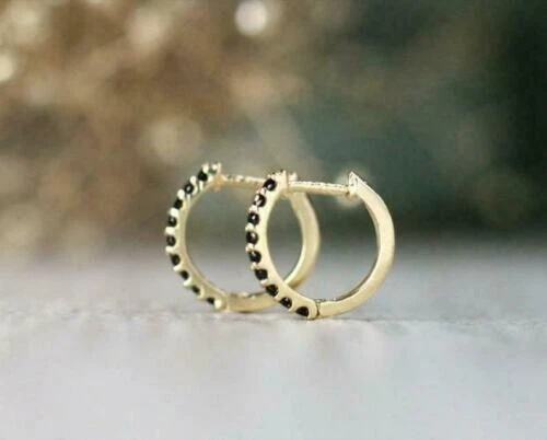 Pendientes de aro Huggie de ónix negro redondos creados en laboratorio de 0,25 quilates enchapados en oro amarillo de 14 quilates Foto 2 de 4