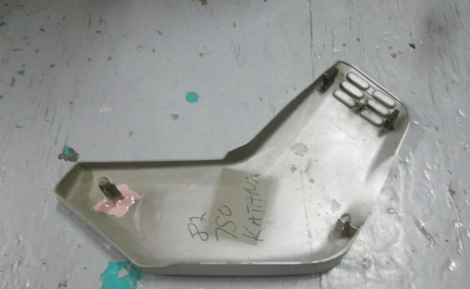 OEM SUZUKI GS550M KATANA LH CUBIERTA LATERAL 47211-47701-13L *DAÑO* Foto 2 de 4