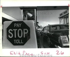 1989 Press Photo Troy Andry collects toll on Greater New Orleans Bridge toll