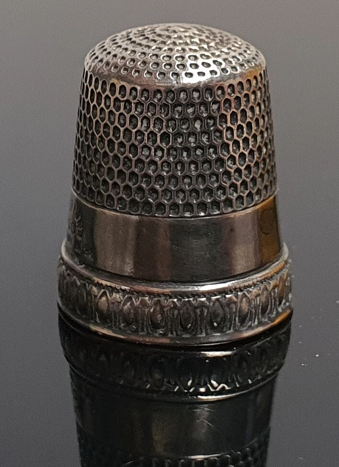 Dedal de plata esterlina Simon Bros Priscilla talla 10 patente de Estados Unidos concedida en mayo de 1898 Foto 2 de 4