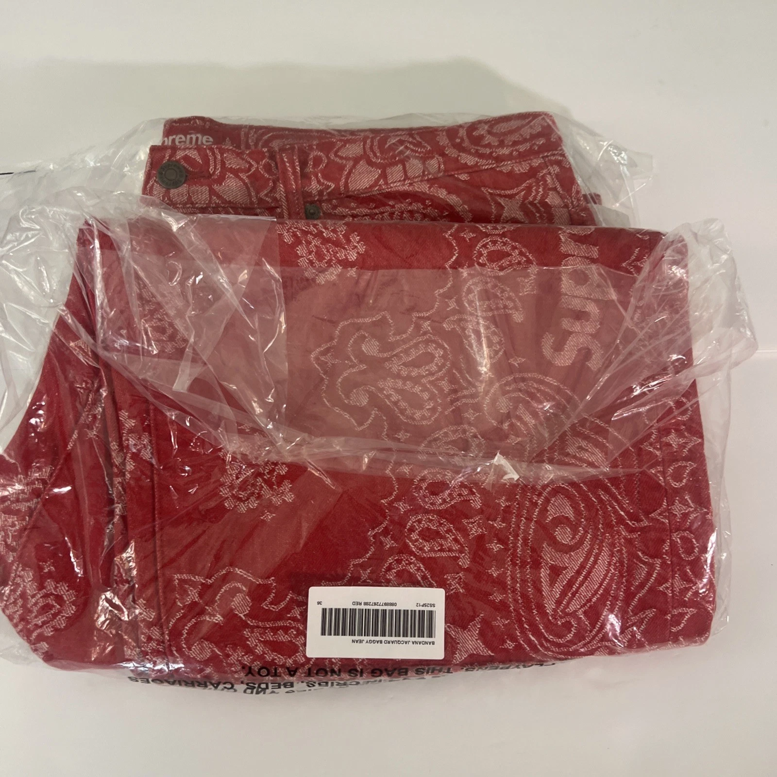SUPREME BANDANA JACQUARD BAGGY JEAN ROUGE TAILLE 36 (SS25 SEMAINE 7) (100% AUTHENTIQUE)