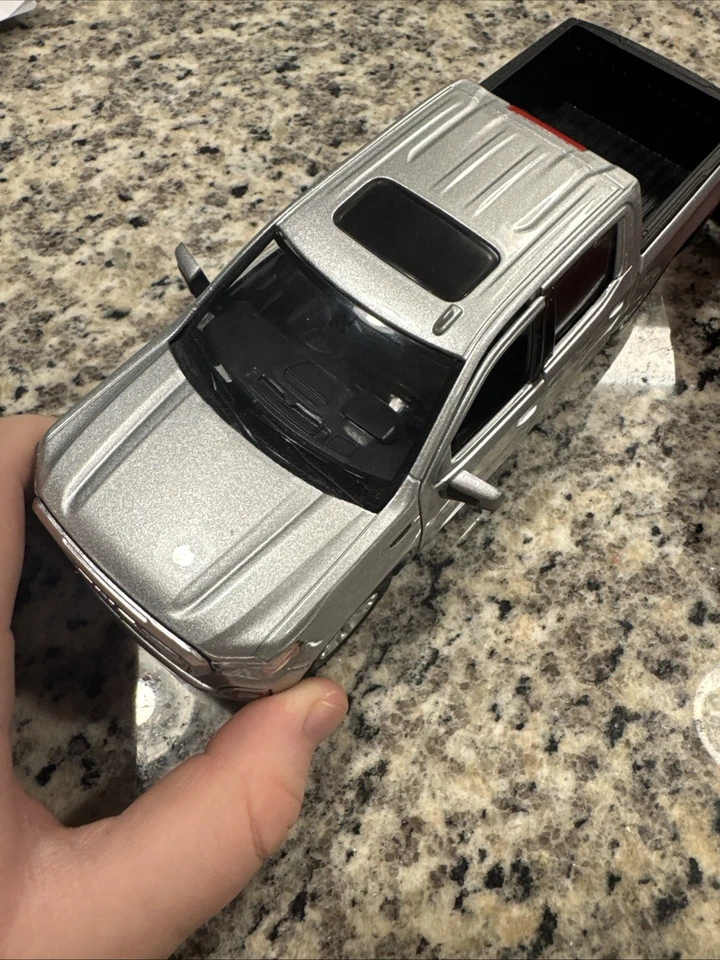 2019 GMC Sierra 1500 SLT Crew Cab Pickup Sliver  Diecast Motormax 79361 - Image 2 of 4