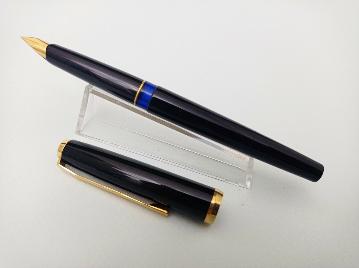 PELIKAN ROLLED GOLD FOUNTAIN PEN 18K F NIB & PELIKAN 30 IN CASE