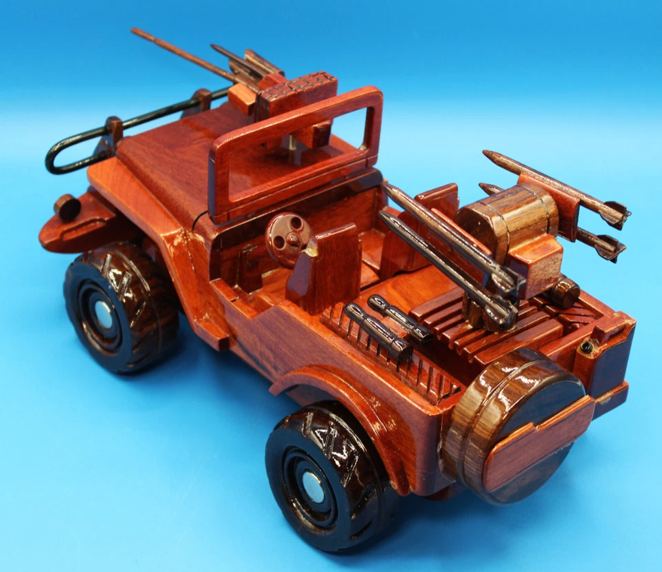 JEEP MILITAR VINTAGE MADERA CAOBA CON PISTOLAS CAJA ORIGINAL HECHO EN VIETNAM Foto 2 de 4