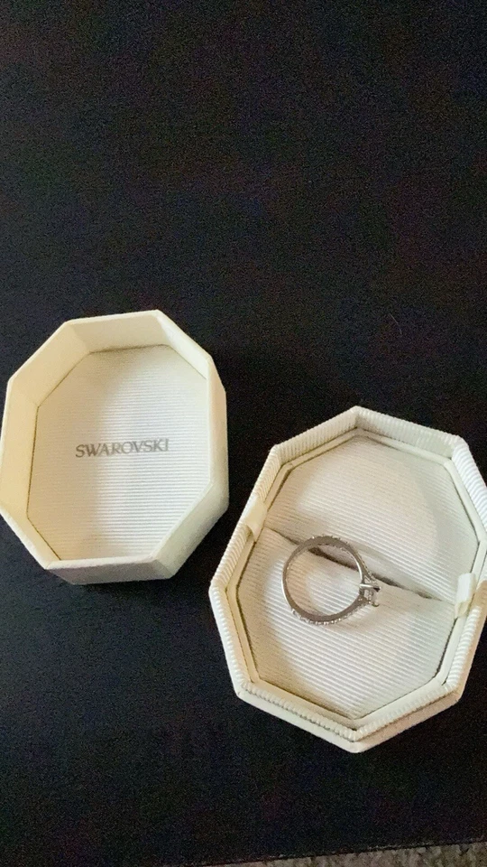 Genuine crystal 1.5 ct Swarovski Engagement Ring set in fine silver setting - Image 2 of 2