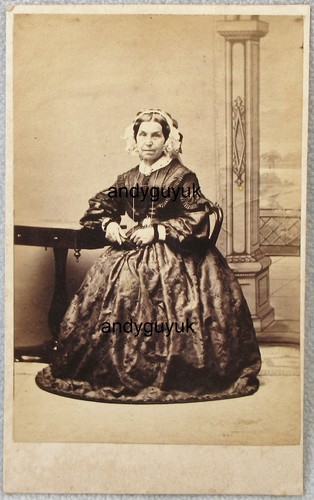 CDV NEWMARK OMAN LADY MOTORHAUBE MODE BEMALT HINTERGRUND KLEID ANTIK FOTO