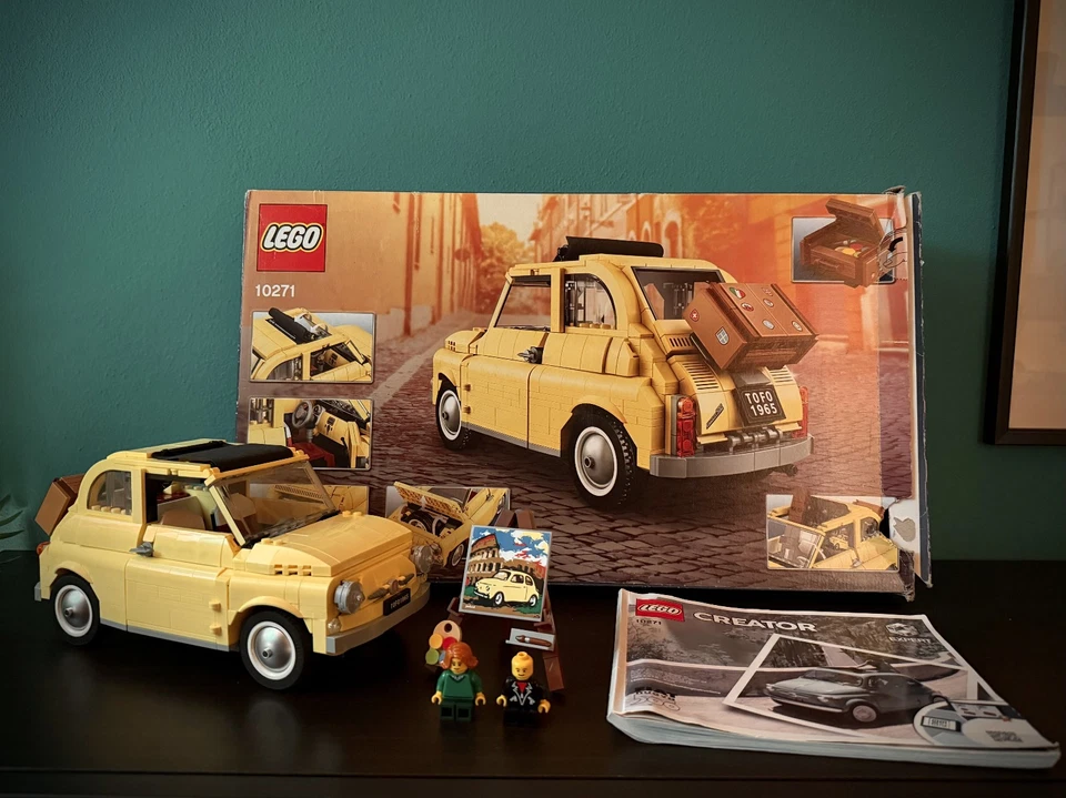 LEGO Fiat 500 10271 - Completo di Scatola e Istruzioni + Luci e Teca Plexiglass - Immagine 2 di 4