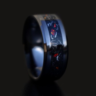 The Crimson Stardust Ring, Meteorit schwarz Titankarbid, roter Opal Ring