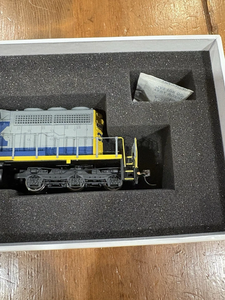Broadway Limited 707 HO CSX Paragon™ Series Diesel EMD SD40-2 #8208 - Image 3 of 4