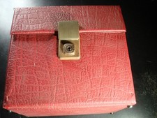 45 rpm RECORD CARRYING HOLDER CASE RED LEATHER LIKE LARGER HOLDS MAYBE 70