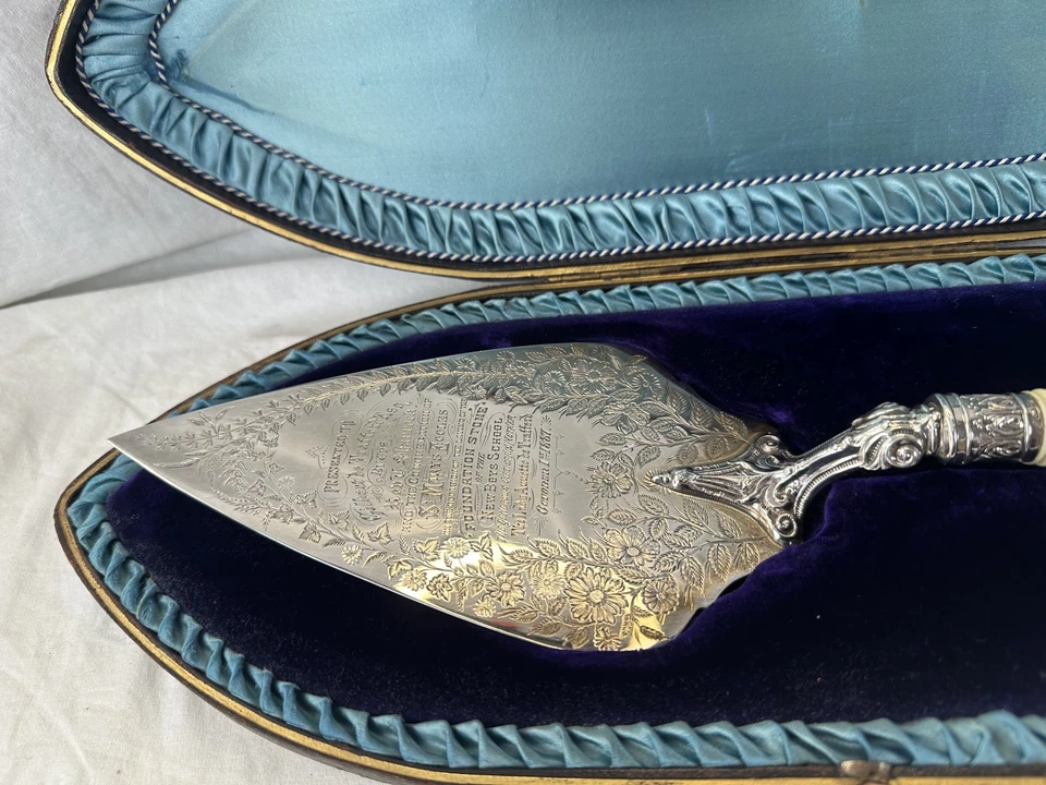 Antigua paleta de presentación de plata de ley - Mango de marfil grabado con fecha 1887  Foto 4 de 4