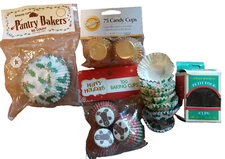 Lot Vintage Holiday Baking Cups Liners Candy Cups Wilton Holly Gingerbread Petit