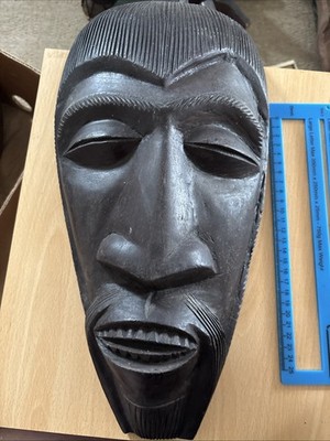 Große geschnitzte dunkelschwarze Stammesmaske aus Holz Kunst schwer