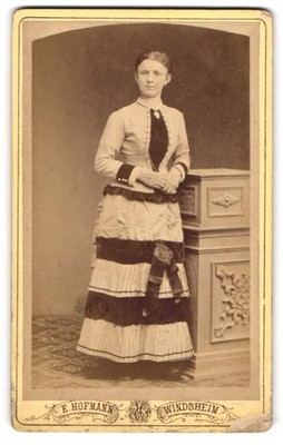 Fotografie E. Hofmann, Windsheim, Rothenburger Beigasse, junge Dame trägt modis 