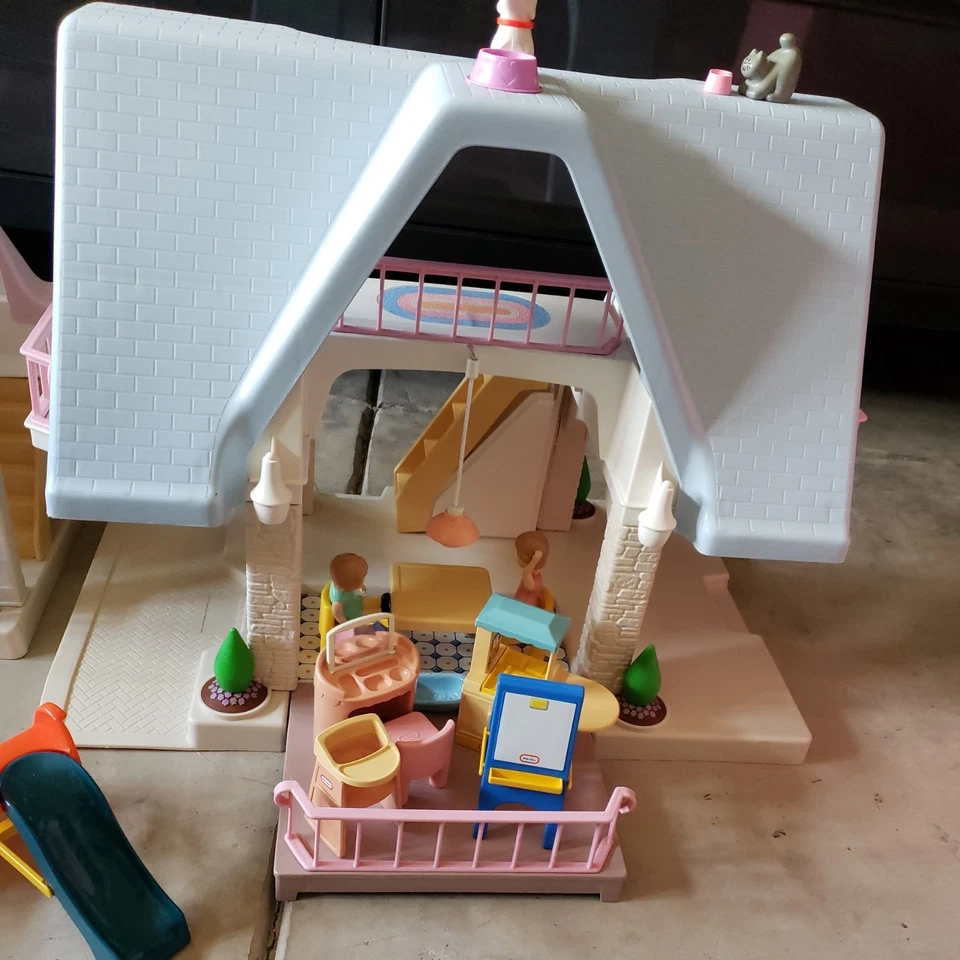 Casa de muñecas grande Little Tikes de colección y casa de abuelas, además de accesorios en muy buena condición Foto 2 de 4