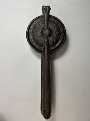 Arcade No 2 cast iron lemon squeezer antique Victorian kitchen tool freeport