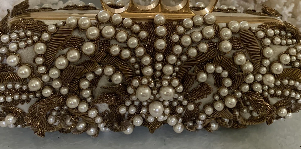 Alexander McQueen ~ Bolso sin asas nudillos adornado con perlas sintéticas pasarela ~ nupcial Foto 2 de 4