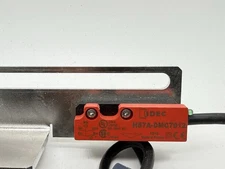 IDEC HS7A-DMC7912 Magnetic Safety Switch Sensor w/ Mounting Bracket & Cable