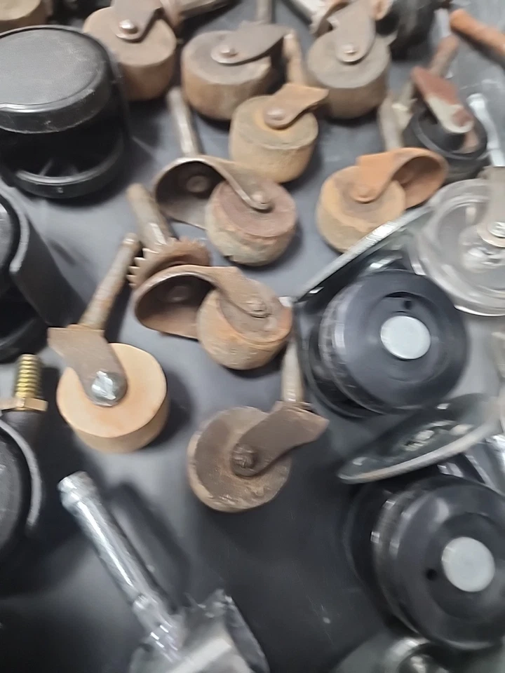 Lote de 40+ Ruedas para Muebles Antiguos-Vintage: Madera, Acero y Plástico Foto 3 de 4
