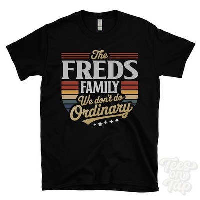 THE FREDS FAMILY WE DON'T DO NORMAL T-SHIRT Nachname Wappen Clan Name Papa Geschenk