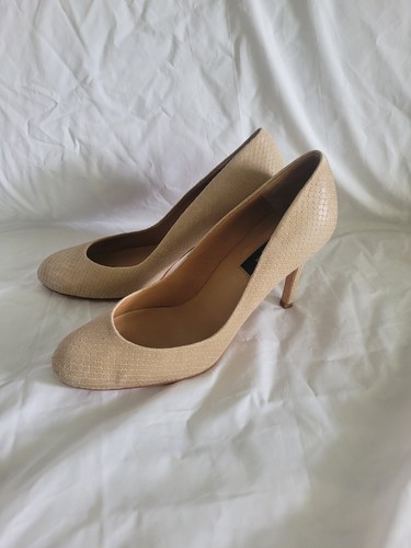 Ann Taylor Tan Beige Leather Round Toe Reptile Look Texture Heels Size 6.5 M - Picture 2 of 3