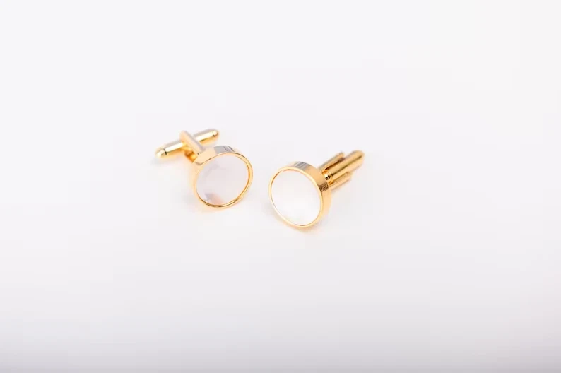 Gemelos minimalistas hechos a mano de madreperla para hombre enchapados en oro amarillo de 14k Foto 3 de 4