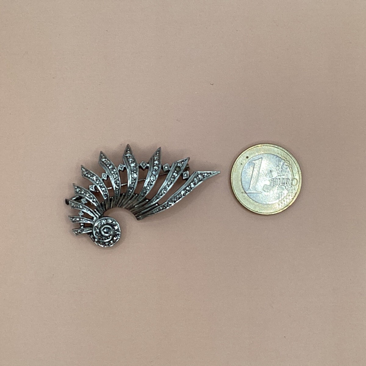 Robe mi-longue portefeuille marron satinée à manches longues