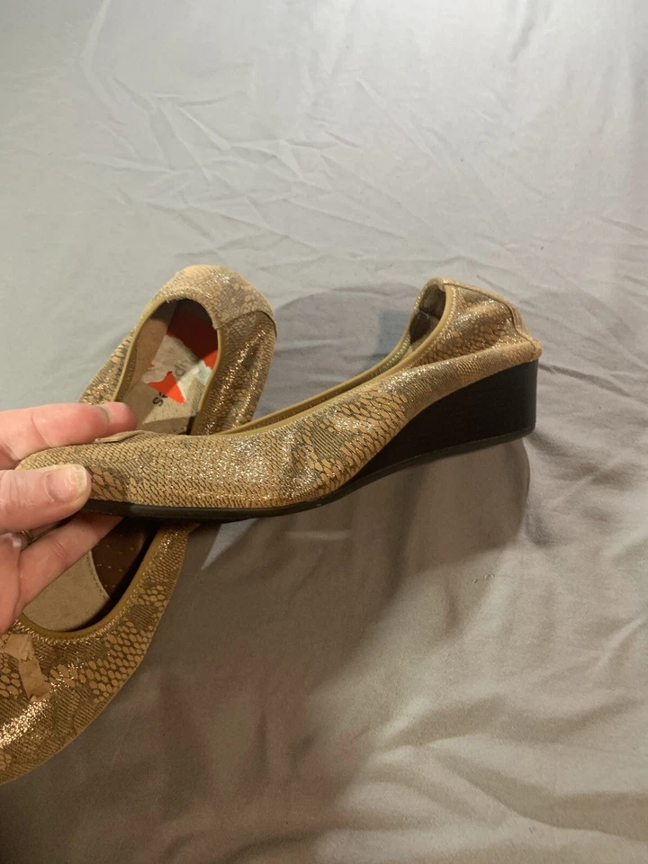 Mujeres Hush Puppies 9M Ballet Pisos Scrunch Marrón Gamuza Dorado Pitón Serpiente Usado en Excelente Condición Foto 3 de 4