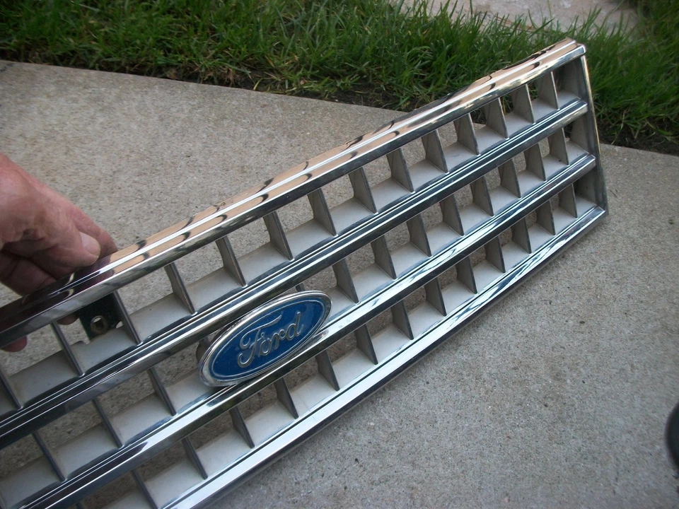 1981-1985 Ford Escort супер изящный хромированный гриль с эмблемой номер детали E3 EB 8150 - Изображение 2 из 4