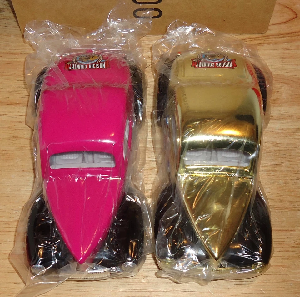 JUEGO DE 2 COCHES NASCAR Lee Ann Rimes 1941 Ford Willys escala 1:24 1/2500 dorado/rosa intenso Foto 4 de 4